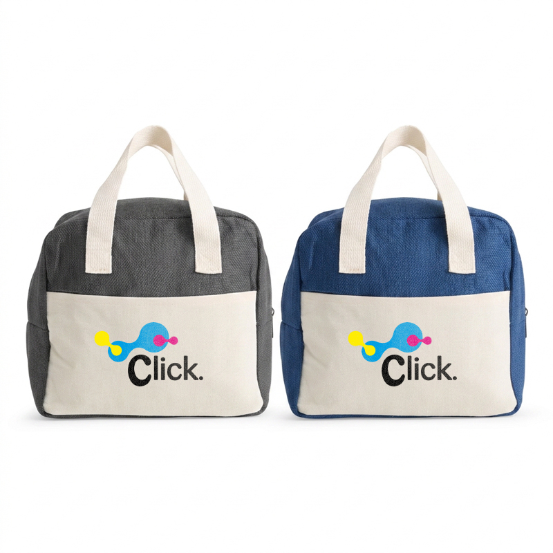 Bolsa térmica confccionada em poliéster, com fechamento em zíper e capacidade máxima de 8 litros. Possui revestimento térmico em folha de aluminio, alem de bolso frontal aberto e alças de mão em poliéster mesclado com algodão.


Altura :  20 cm

Largura :  22 cm

Profundidade :  14 cm

Medidas aproximadas para gravação (CxL):  10 cm x 20 cm
